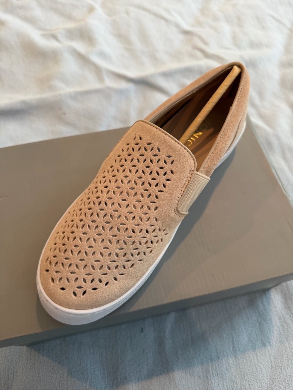 Vionic Nude Laser-Cut Slip-On Kani